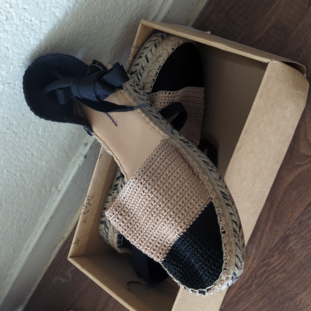 Free People Black and Tan Women's Ankle Wrap Shoes. Size 40 in EU sizing.